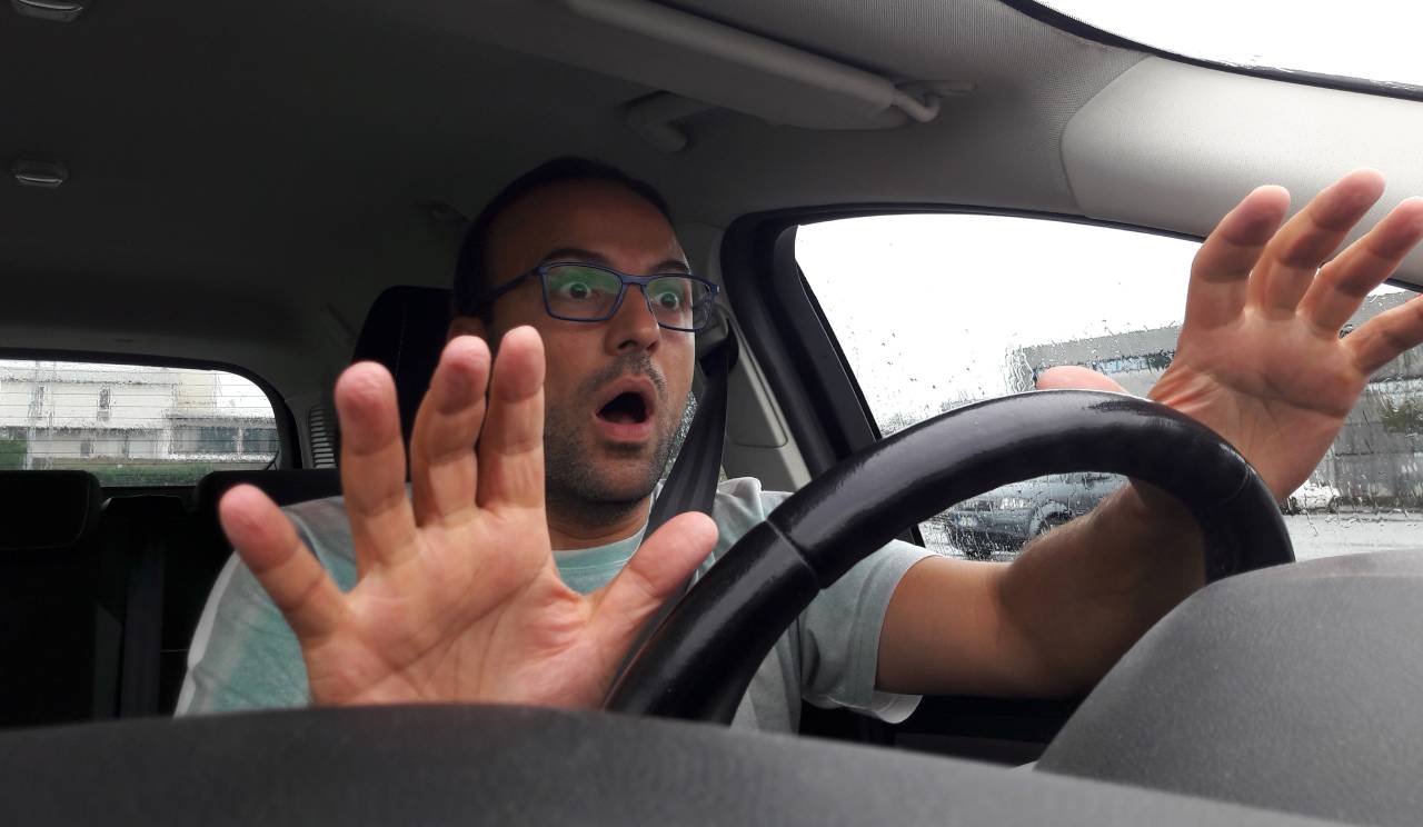 medo de dirigir assustado dentro de um carro