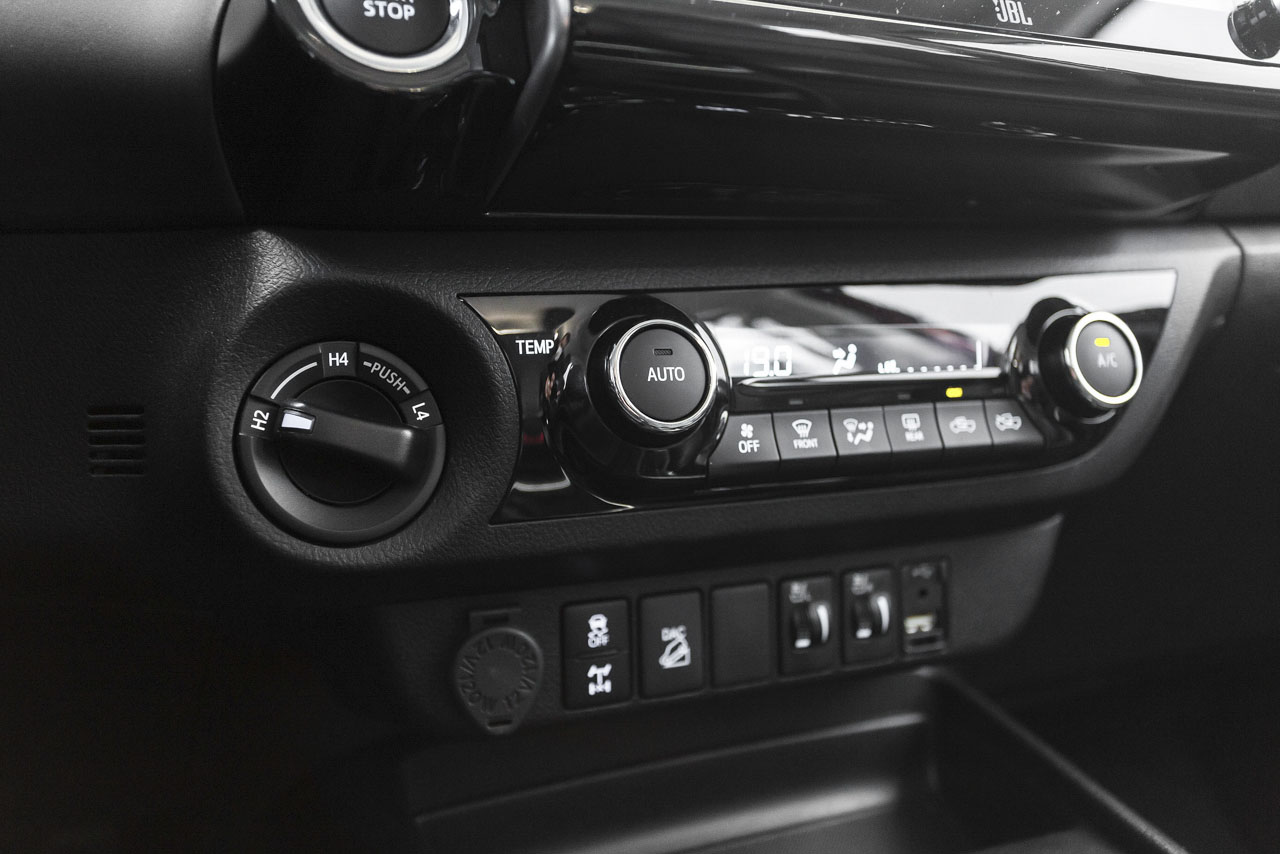 Toyota Hilux SRX - botão de mudança de tração