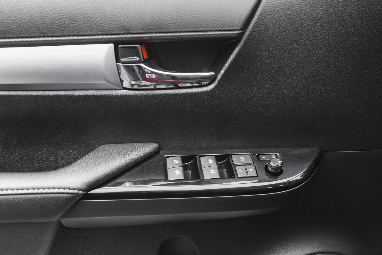 Toyota Hilux SRX - controles dos vidros elétricos e retrovisores externos