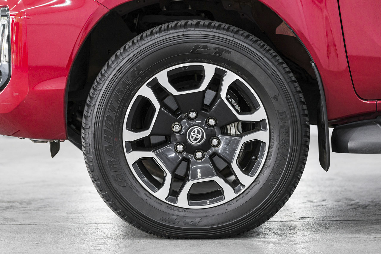 Toyota Hilux SRX - rodas de liga de 18 polegadas