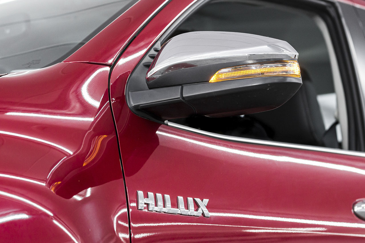 Toyota Hilux SRX - setas integradas ao retrovisor