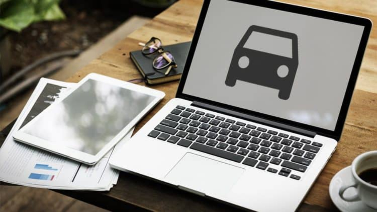 notebook e tablet com imagem de carro aberta