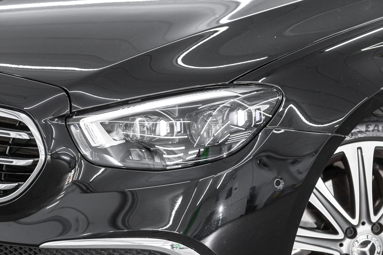Mercedes-Benz E 300 Exclusive - farol full-LED adaptativo