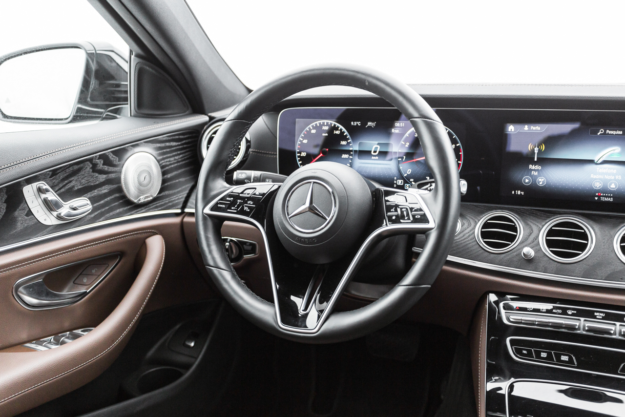 Mercedes-Benz E 300 Exclusive - novo volante