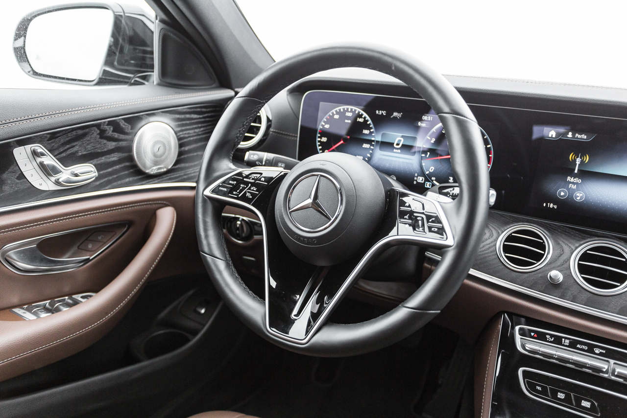 Mercedes-Benz E 300 Exclusive - novo volante