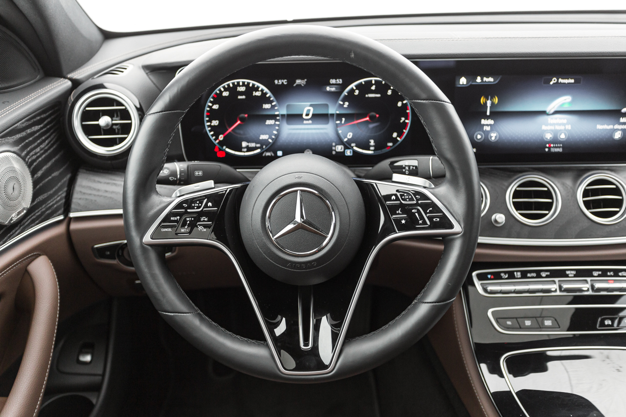 Mercedes-Benz E 300 Exclusive - painel de instrumentos MBUX