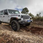 Novo Jeep Wrangler ganha sistemas autônomos e melhora capacidade off-road