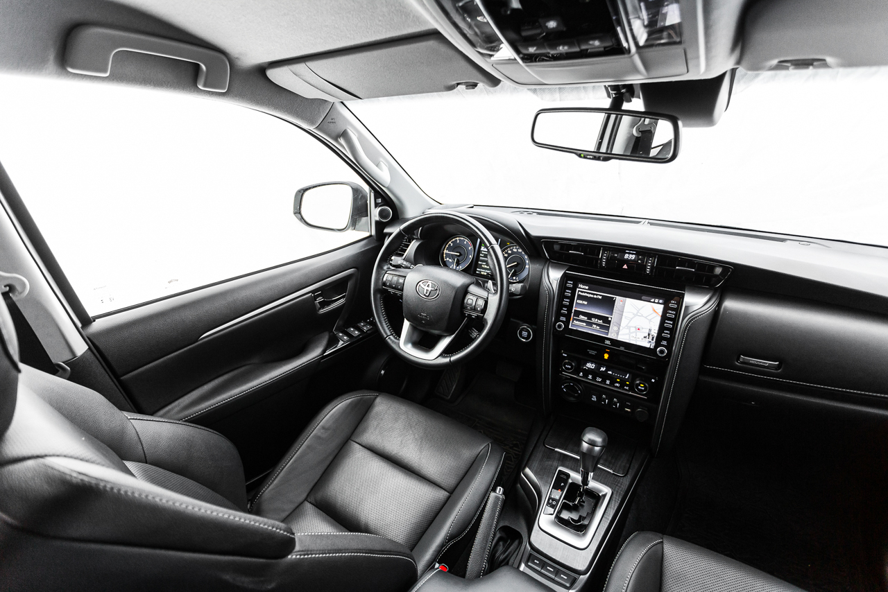 Toyota SW4 SRX diesel interior