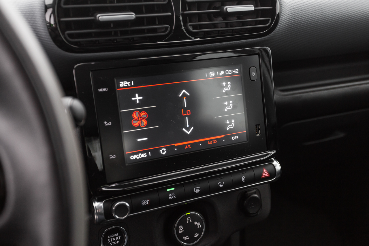 Citroën C4 Cactus Shine Pack THP - comandos do ar-condicionado na multimídia