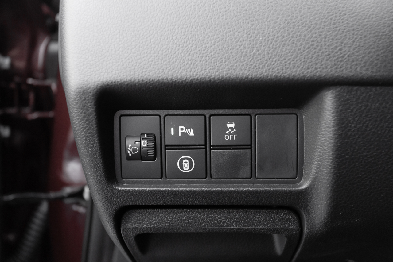 Honda City Hatchback Touring - botões do park sense, controle de tração e Honda Sensing