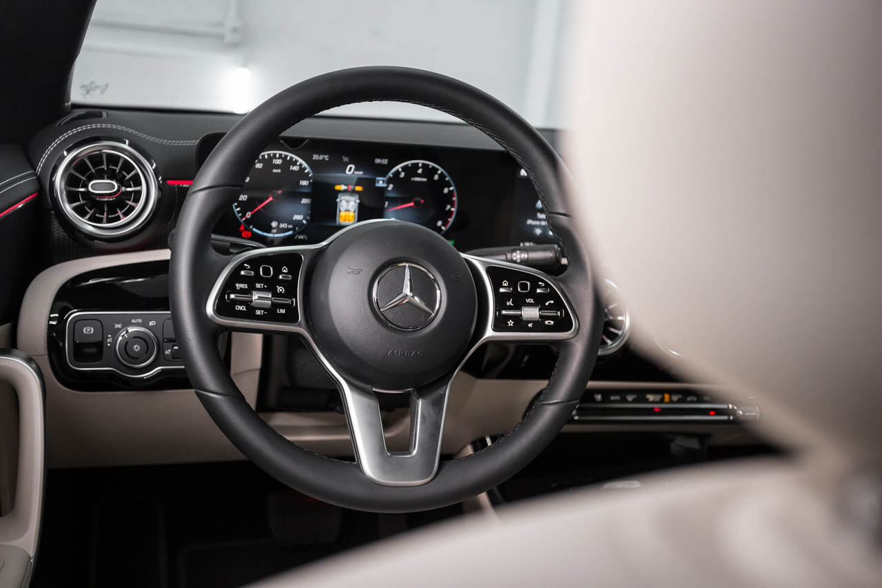 Mercedes-Benz CLA 250 - volante multifuncional