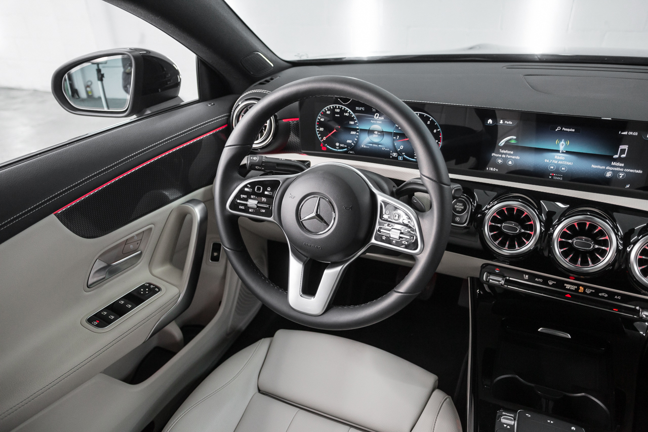 Mercedes-Benz CLA 250 - volante multifuncional
