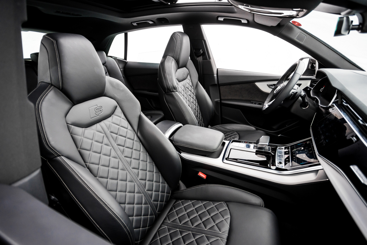 Interior do Audi Q8 Performance Black