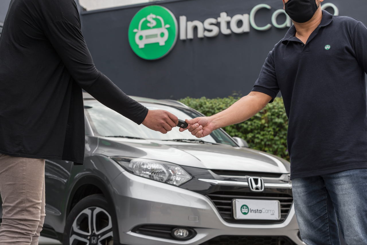 Revisão pré-compra na InstaCarro - cliente entregando a chave do carro para um avaliador da InstaCarro
