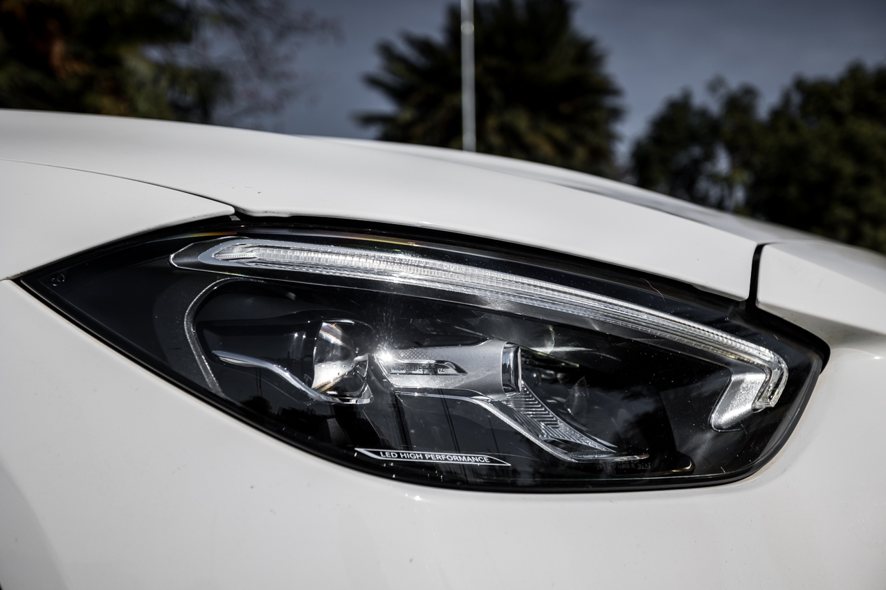 Farol LED High Performance do Mercedes-Benz C 200 AMG Line branco