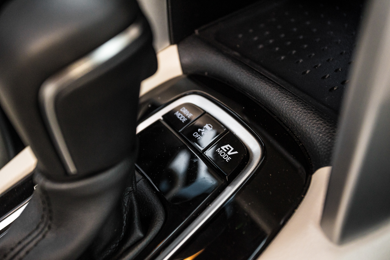 Botões de Drive Mode, controle de tração e EV Mode do Toyota Corolla Cross XRX híbrido