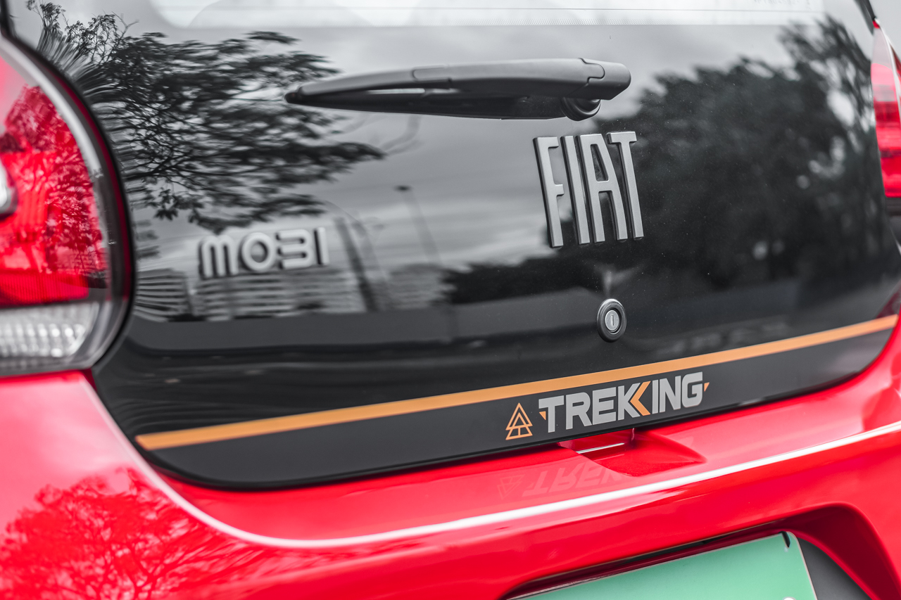 Tampa traseira do Fiat Mobi Trekking 2023 vermelho
