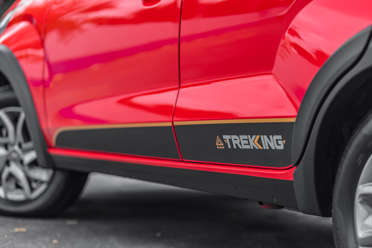 Adesivo lateral Trekking do Fiat Mobi Trekking 2023 vermelho