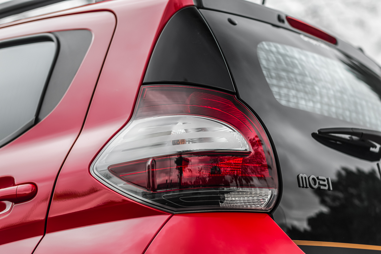 Lanterna traseira esquerda do Fiat Mobi Trekking 2023 vermelho