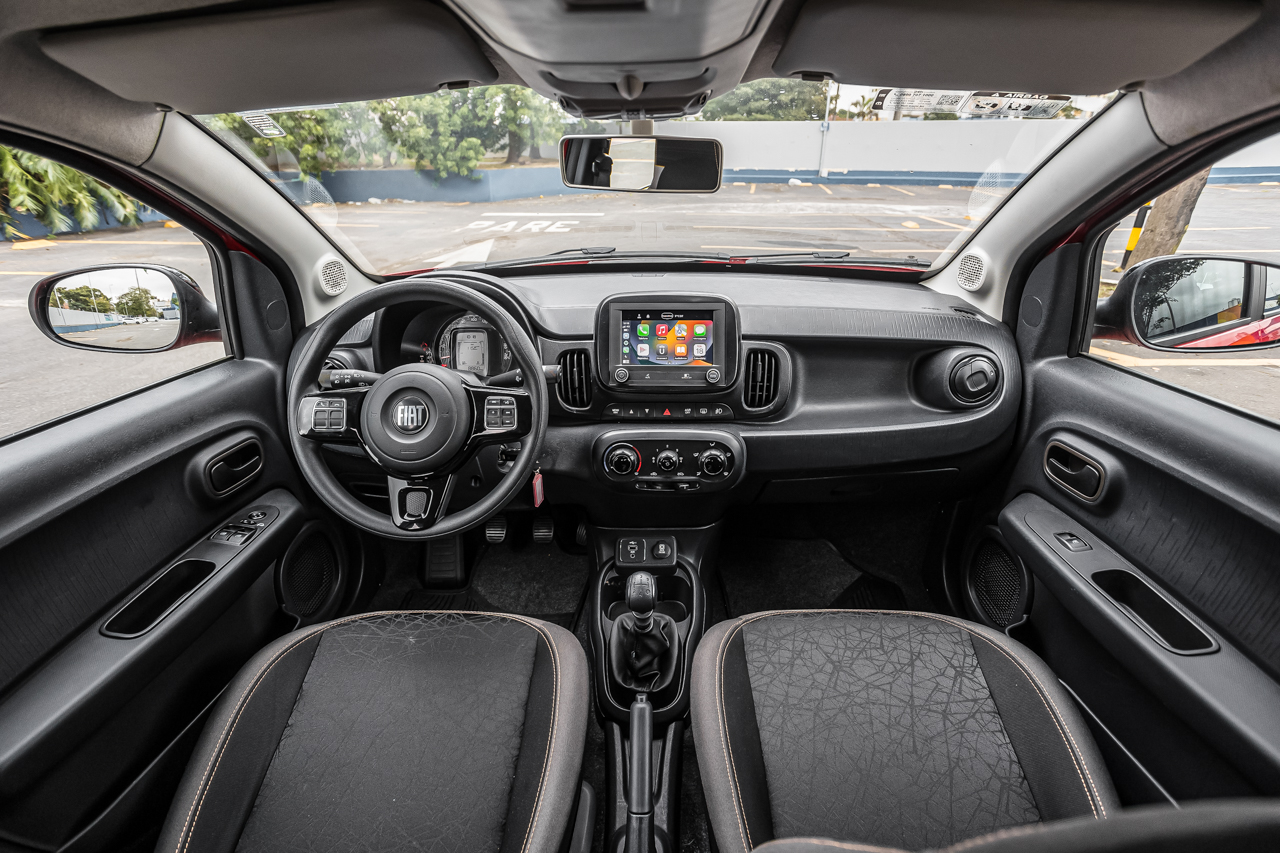 Interior do Fiat Mobi Trekking 2023 vermelho