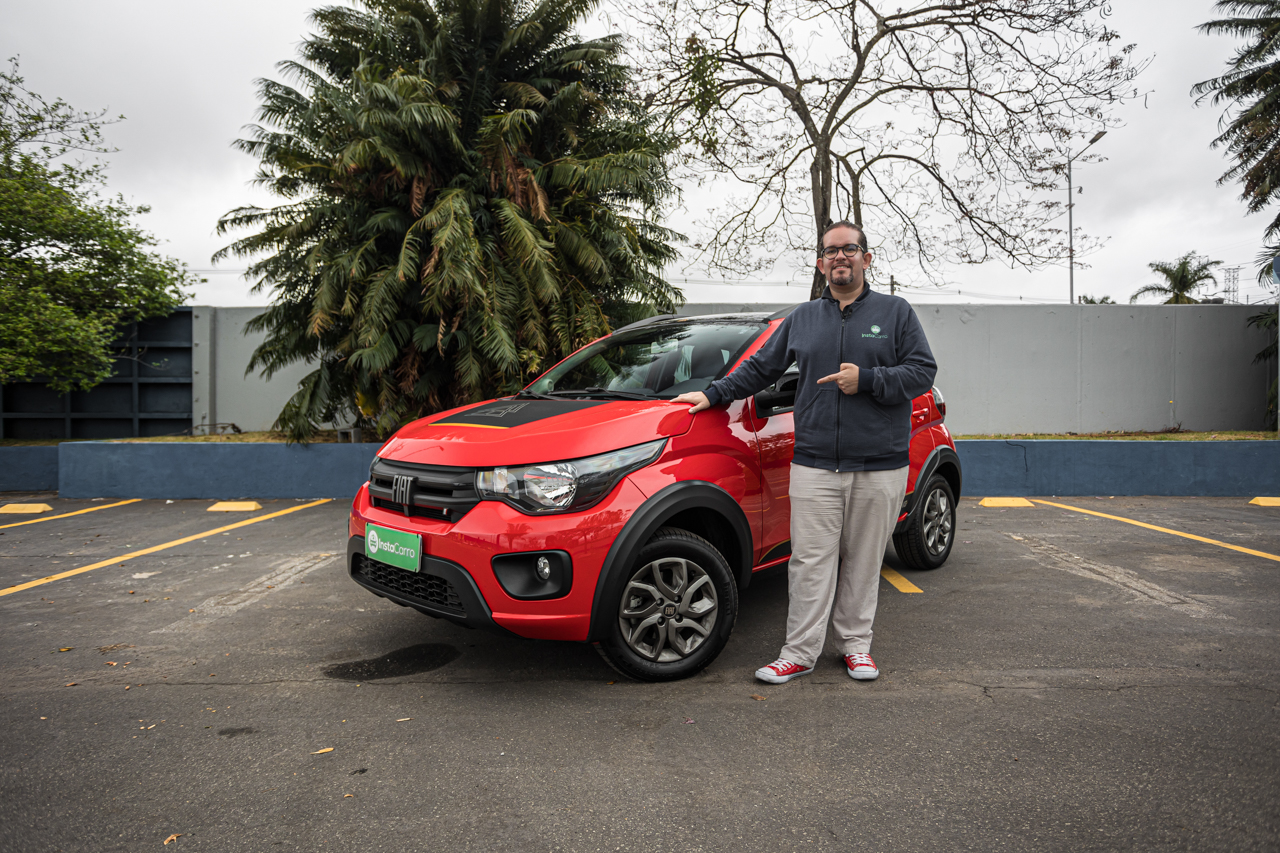 Fiat Mobi Trekking 2023 vermelho e Fernando Naccari
