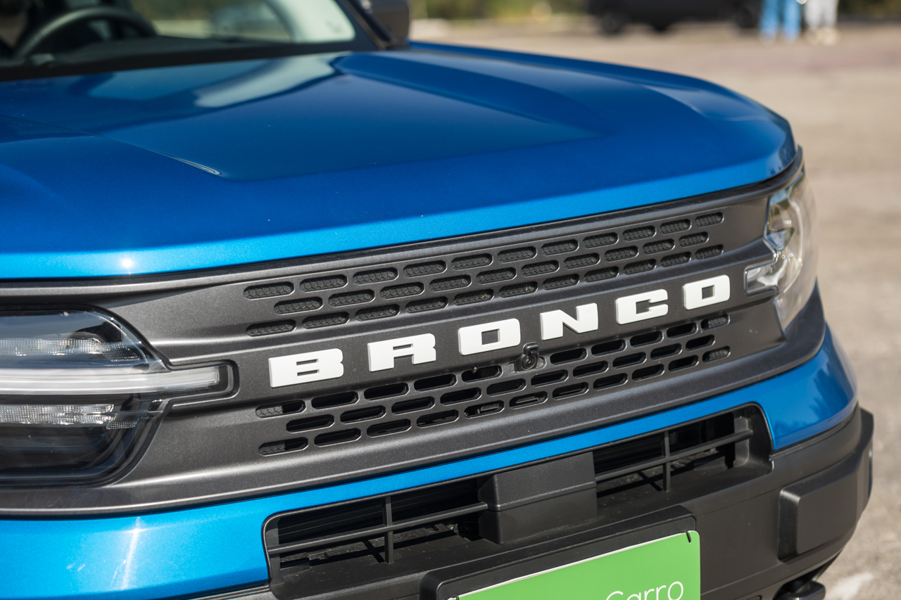 Logo Ford Bronco Sport por extenso na grade