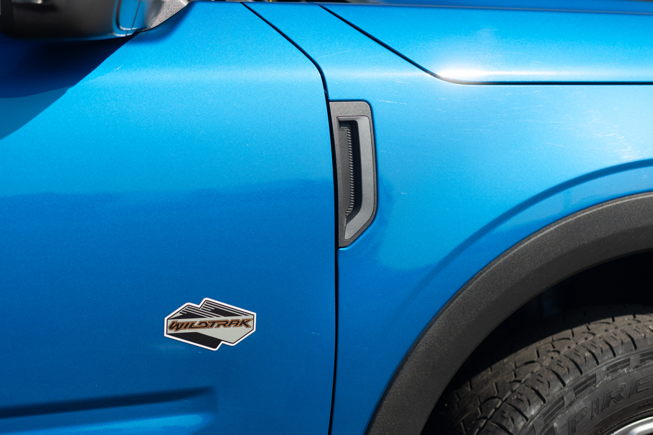 Logo da versão Wildtrack do Ford Bronco Sport azul