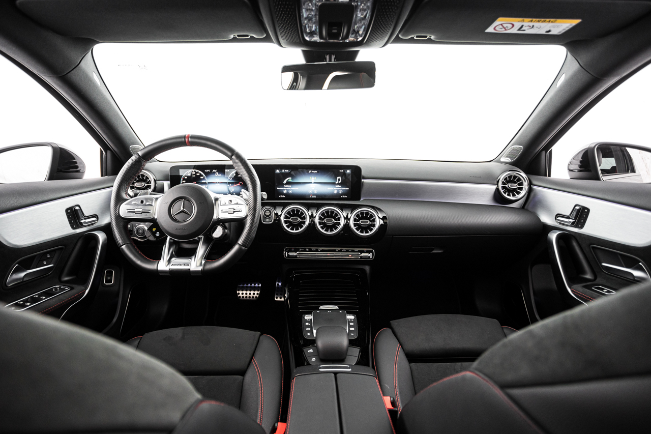 Interior do Mercedes-AMG A 35 Sedan 4 matic preto