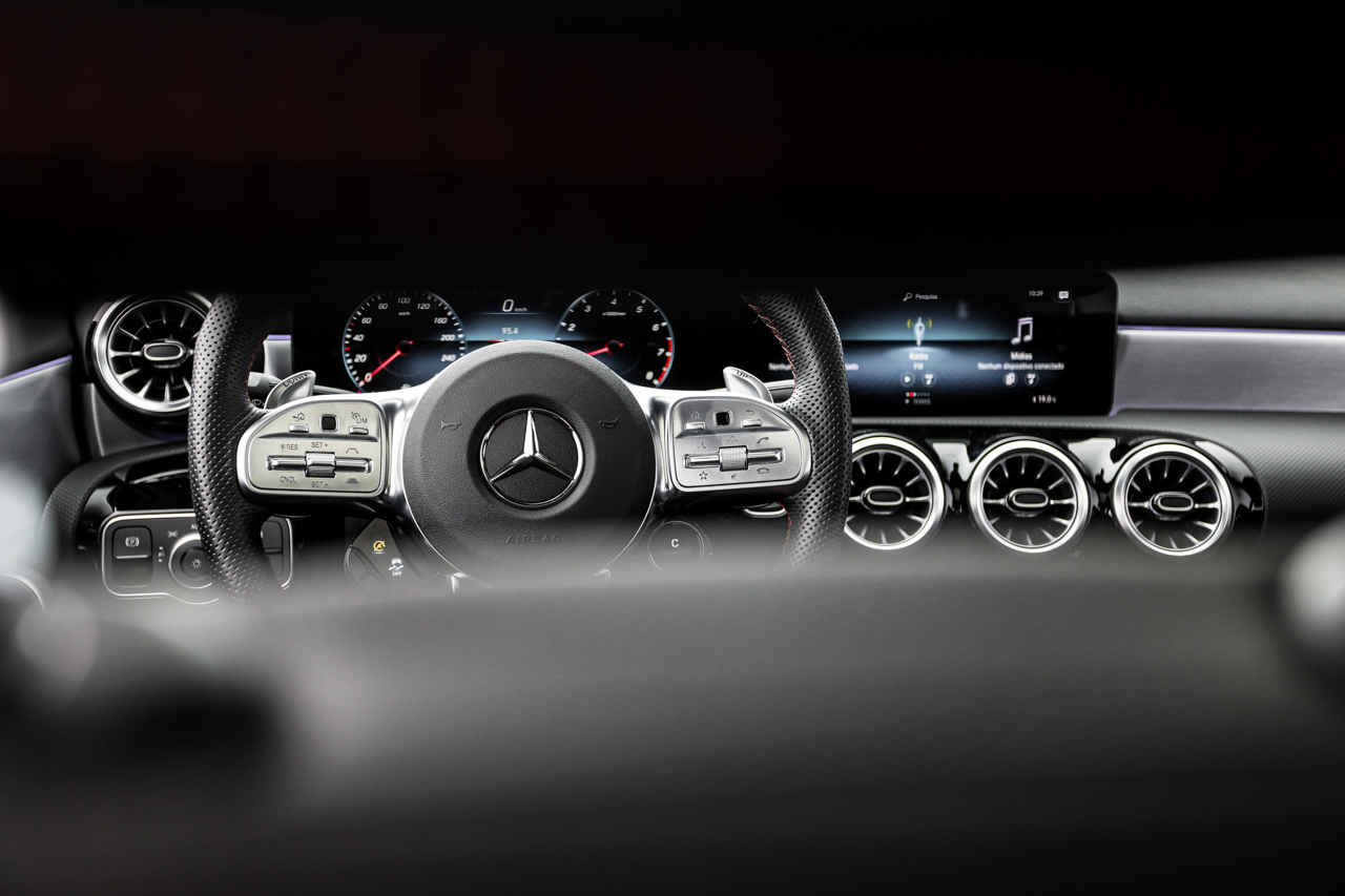 Interior do Mercedes-AMG A 35 Sedan 4 matic preto