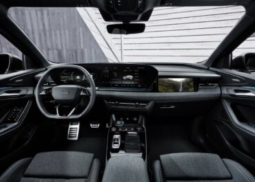 Audi Q6 e-tron revela novo interior com tela para passageiro