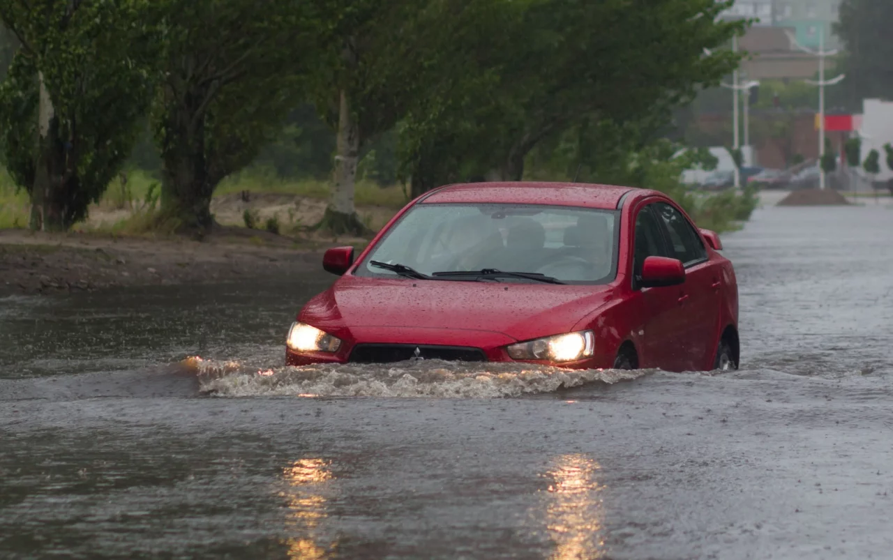 Como descobrir se um carro foi recuperado de enchente na hora da compra? - mitsubishi lancer na enchente